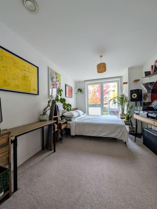 Apartment Modern East Apt, 3 Bedrooms, 2 Bathrooms London