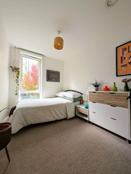 Apartment Modern East Apt, 3 Bedrooms, 2 Bathrooms