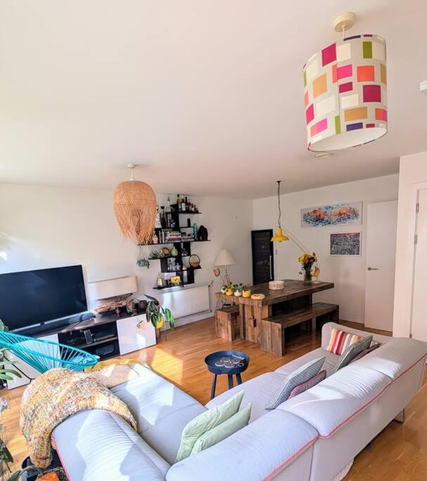 Modern East Apt, 3 Bedrooms, 2 Bathrooms Apartment London