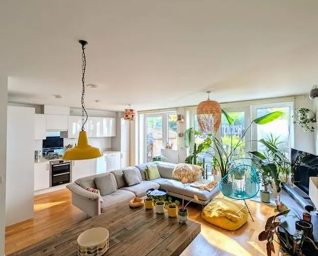 Modern East London Apt, 3 Bedrooms, 2 Bathrooms
