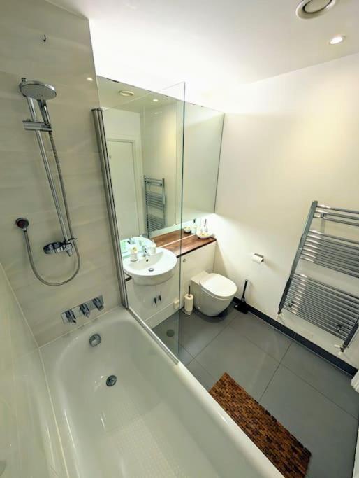 Modern East Apt, 3 Bedrooms, 2 Bathrooms London
