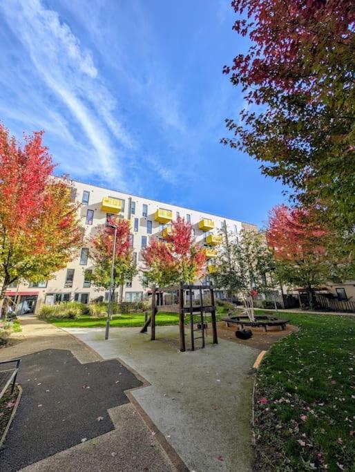 Modern East Apt, 3 Bedrooms, 2 Bathrooms Apartment *
